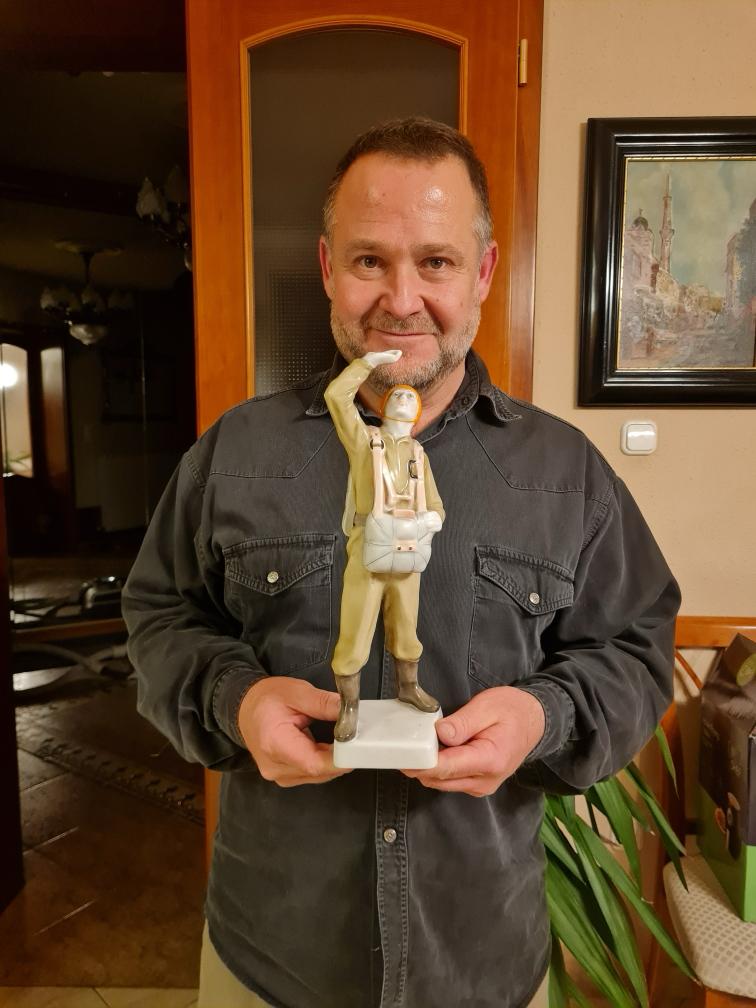 Emer porcelánnal a kezében.